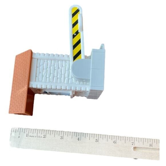 Geotrax Railway Railroad Crossing Booth Toy With Gate & Brick Roof - Picture 7 of 8